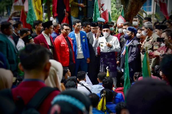 Temui Pendemo di Depan Gedung DPRD Sumut, Gubernur Edy Rahmayadi Siap Mengawal Pesan Aspirasi Mahasiswa